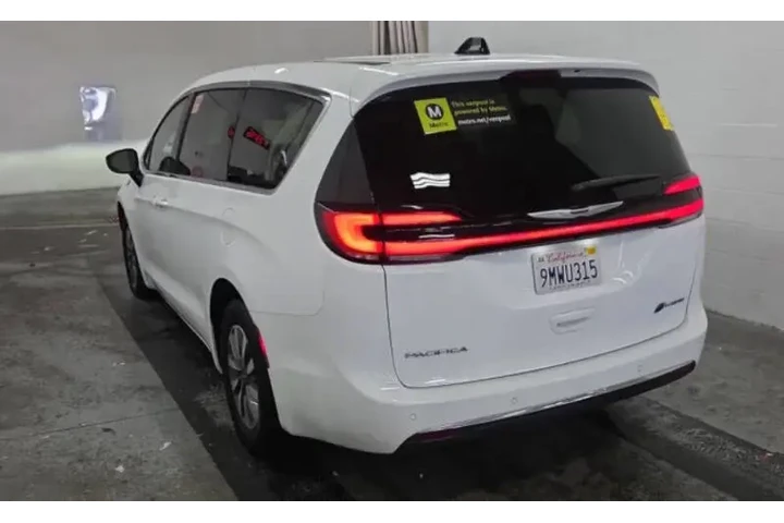$32750 : 2024 Pacifica Plug-In Hybrid image 3