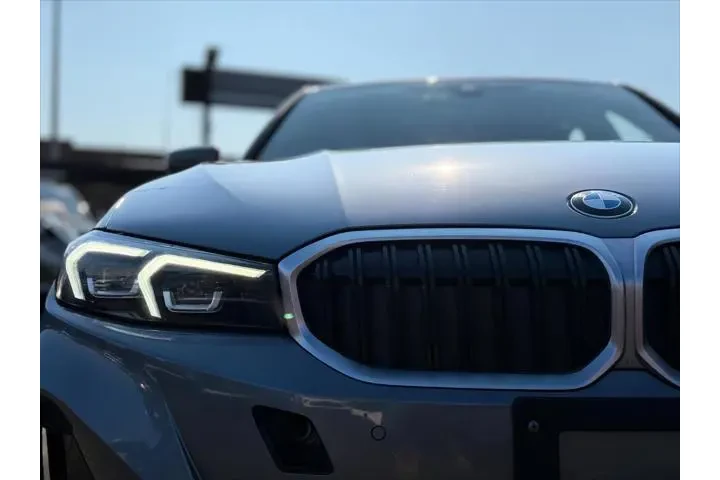 $27795 : BMW 3 Series 2024 AWD 330i x image 9