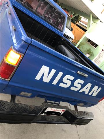 $4500 : Nissan truck 4x4 image 3