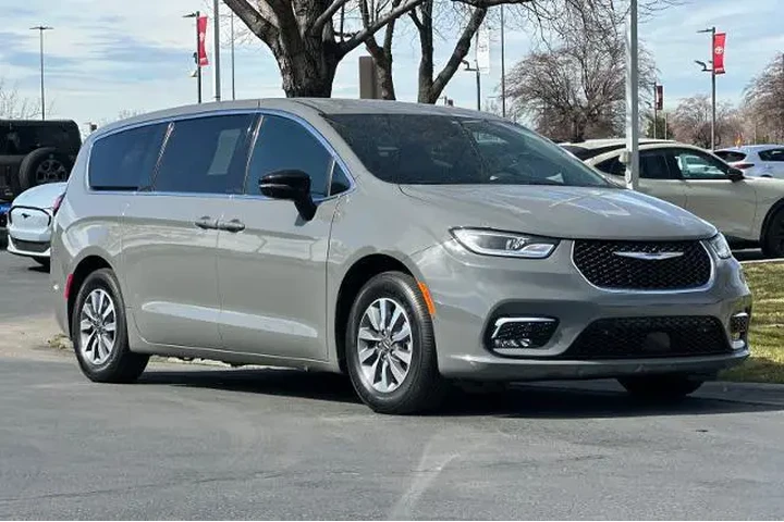 $39995 : Chrysler Pacifica Plug-In Hy image 9