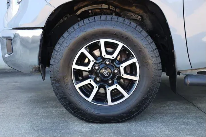 $30172 : Toyota Tundra 2018 4x4 SR5 4 image 9