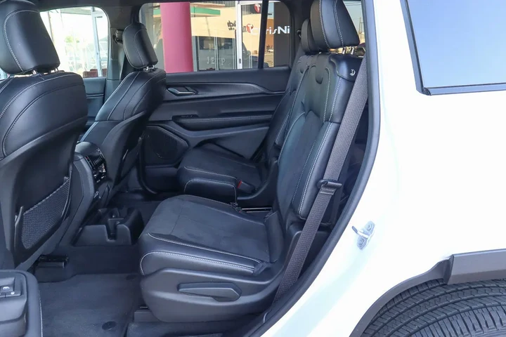 $38988 : 2025 Grand Cherokee L Altitud image 9