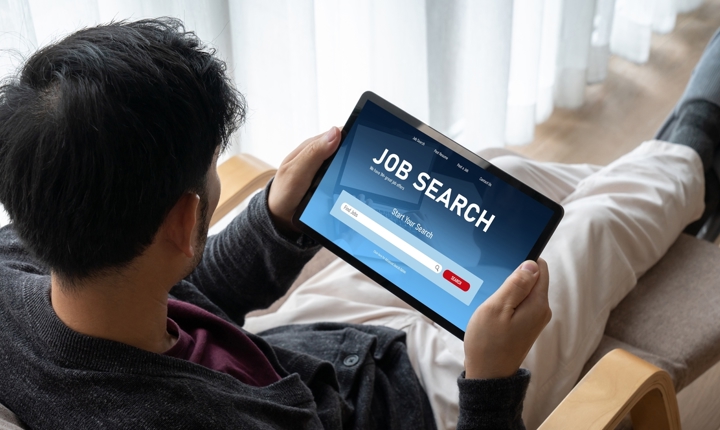 persona buscando trabajo