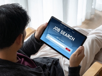 persona buscando trabajo