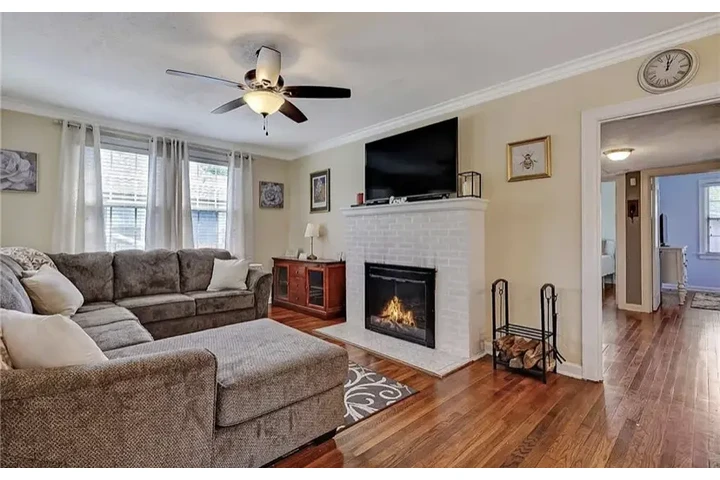 $1950 : Upgraded craftsman home for re image 1
