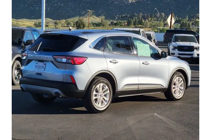 $19854 : Ford Escape 2022 SE 4dr SUV image 2