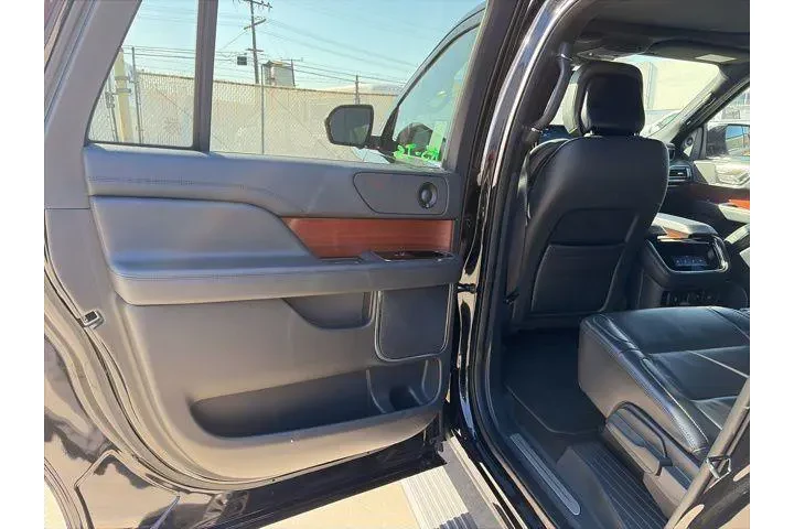 $35200 : Lincoln Navigator L 2022 4x2 image 9