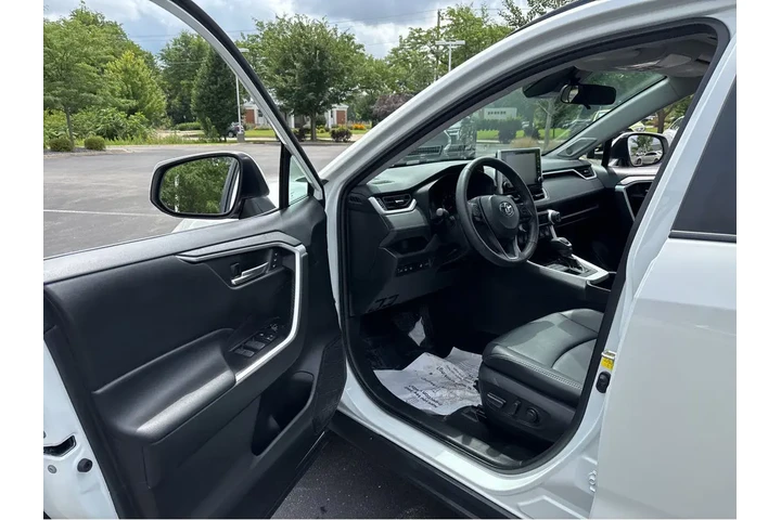 $34589 : Gold Certified2022 RAV4 XLE P image 2