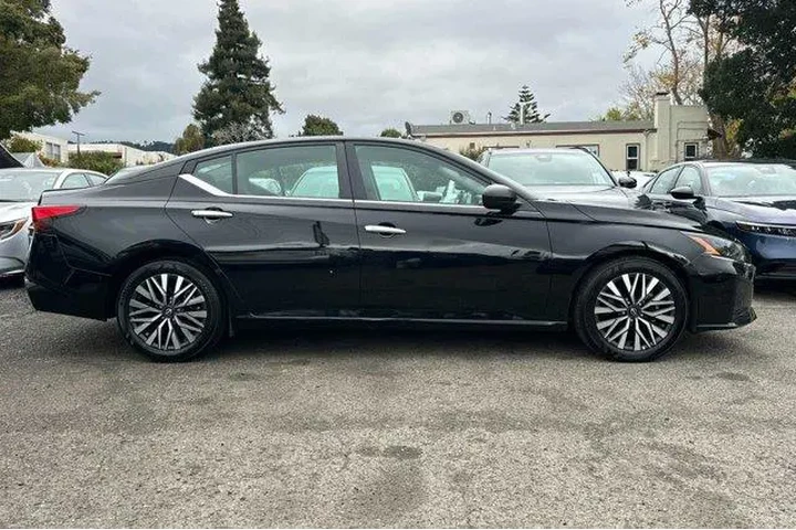 $16881 : Nissan Altima 2024 2.5 SV 4d image 3