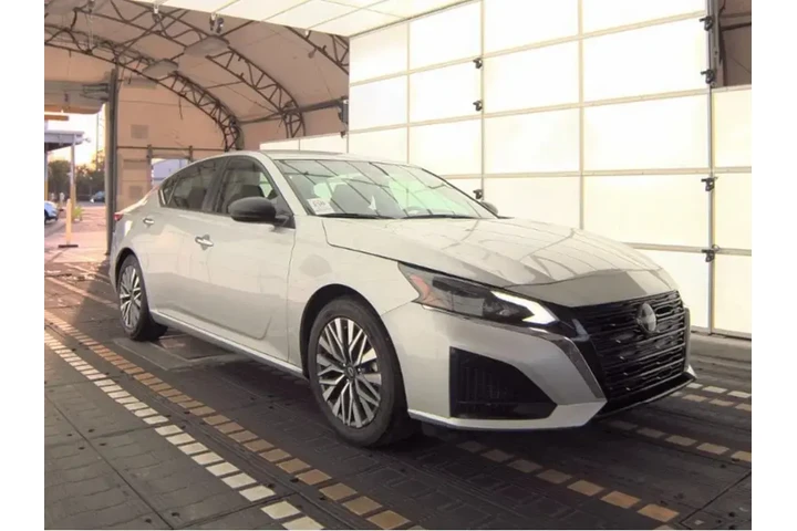 $17490 : Nissan Altima 2024 2.5 SV 4d image 4