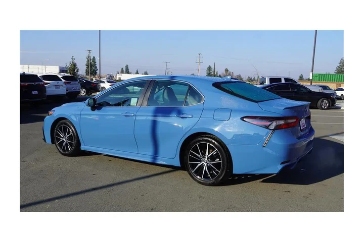 $21984 : 2023 Camry SE Sedan 4D image 8