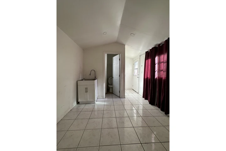 $1000 : Se Renta Cuarto image 2