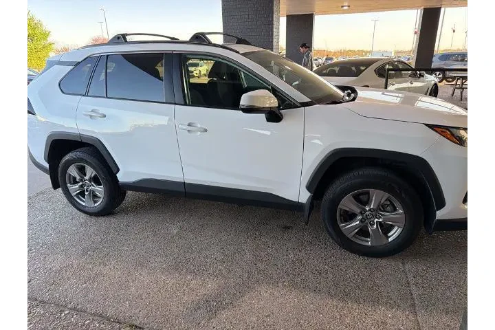 $25302 : Toyota RAV4 2023 XLE 4dr SUV image 4