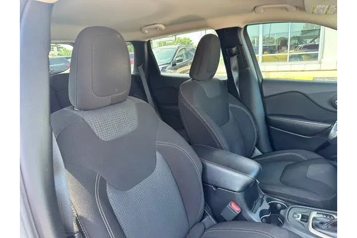 Jeep Cherokee 2017 4x4 Latit image 9