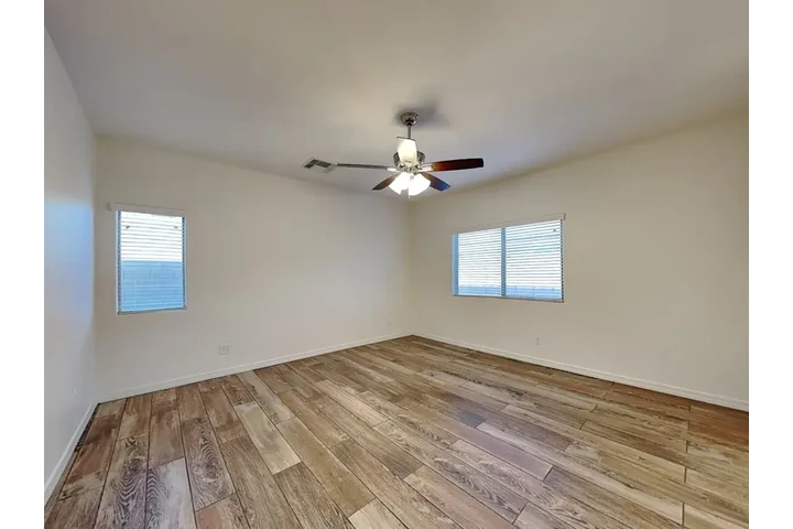 $1100 : 3bed/2bath Apartment image 7