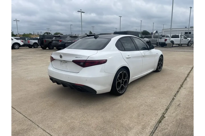 $27259 : Alfa Romeo Giulia 2023 Ti 4d image 3