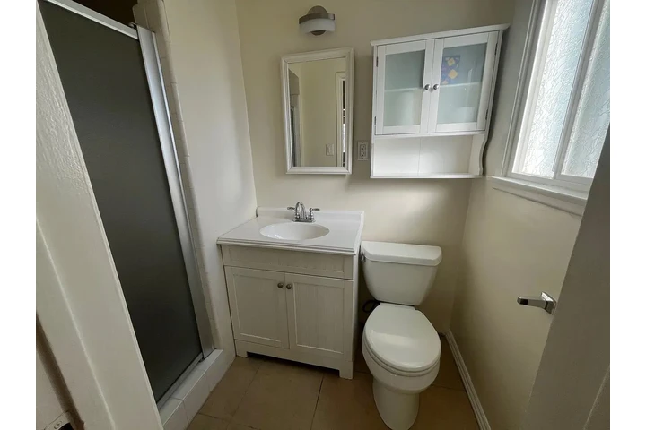 $2220 : The private fenced backyard image 7