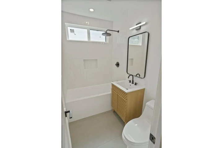 $2500 : 3 Bedroom Home In Los Angeles image 8