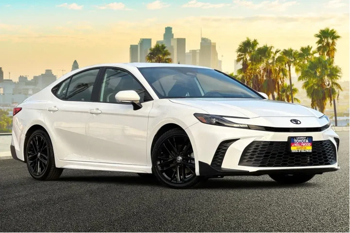 $29953 : Toyota Camry 2025 SE 4dr Sed image 2