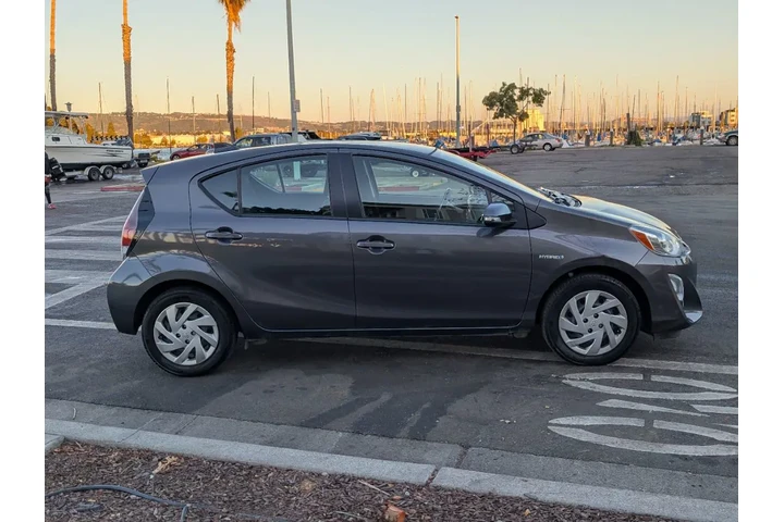 $11988 : 2015 Prius c Two image 5