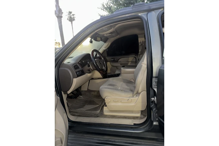 $6000 : 2011 Chevy avalanche image 4