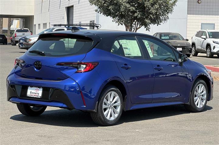 $26393 : Corolla Hatchback SE image 4