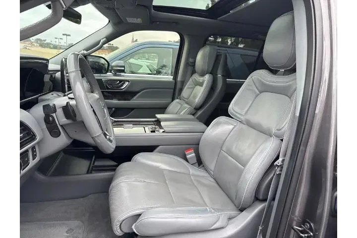 $28585 : Lincoln Navigator 2018 4x4 R image 4