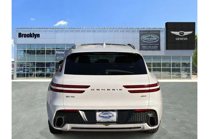 $34604 : Genesis GV70 2023 AWD 2.5T S image 5