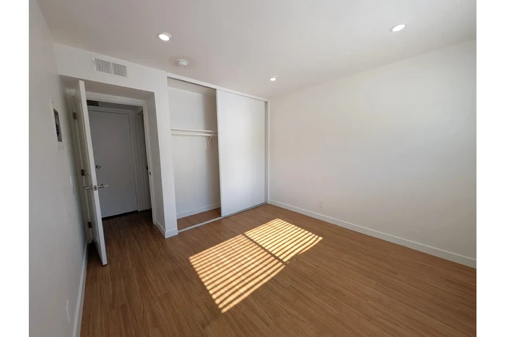 $2300 : NORTH HOLLYWOOD APT. 3 RECS. image 4