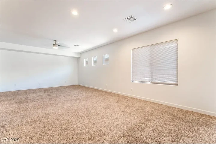 $1000 : fully upgraded, spacious home image 5