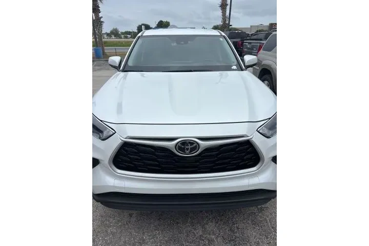 $34840 : Toyota Highlander 2023 LE 4d image 2