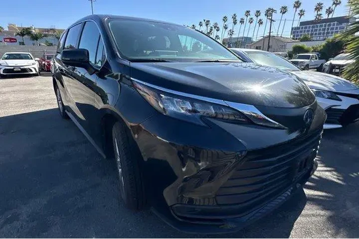 $36997 : Toyota Sienna 2024 LE 8-Pass image 2
