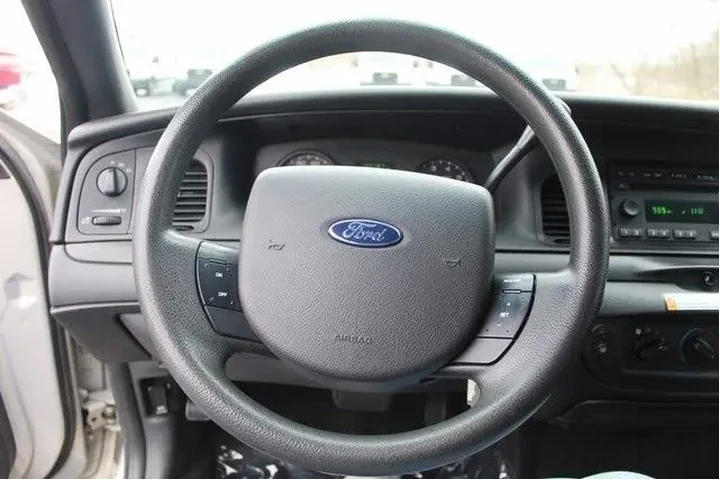 $8905 : Ford Crown Victoria 2009 Pol image 4