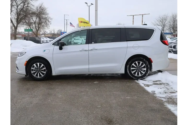 $26777 : Chrysler Pacifica Plug-In Hy image 6