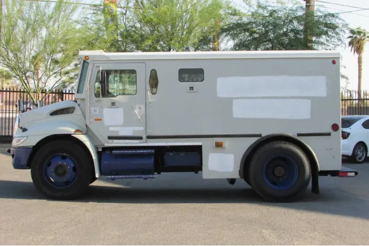 $15995 : 2006 International DuraStar 4 image 5