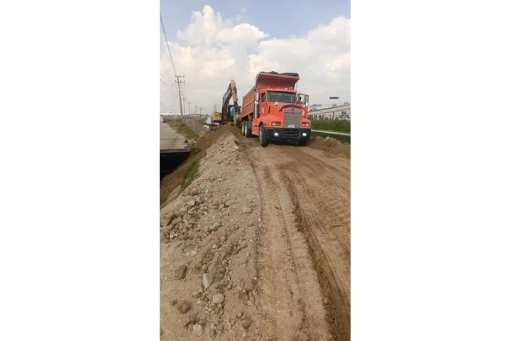 Acarreos maquinaria vicam image 2