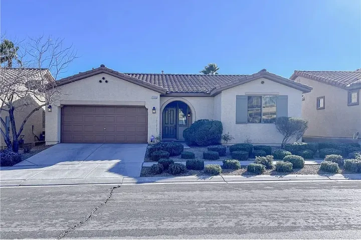 $2000 : Welcome To Nice 3Bed/2Bath image 1