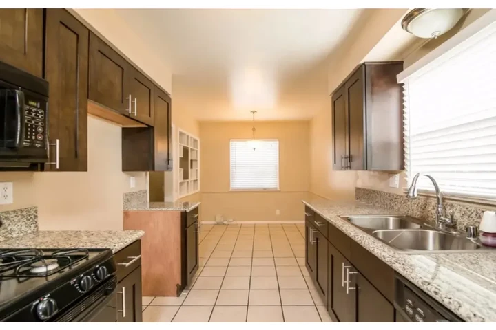 $2500 : Available 3Bed 2Bat in LA image 2