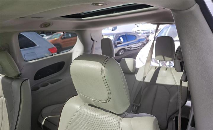 $19000 : 2017 CHRYSLER PACIFICA image 8