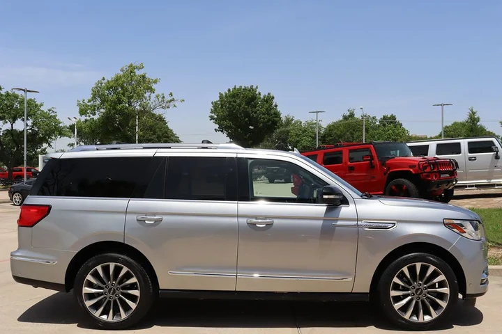 $37998 : 2020 Navigator Reserve image 6