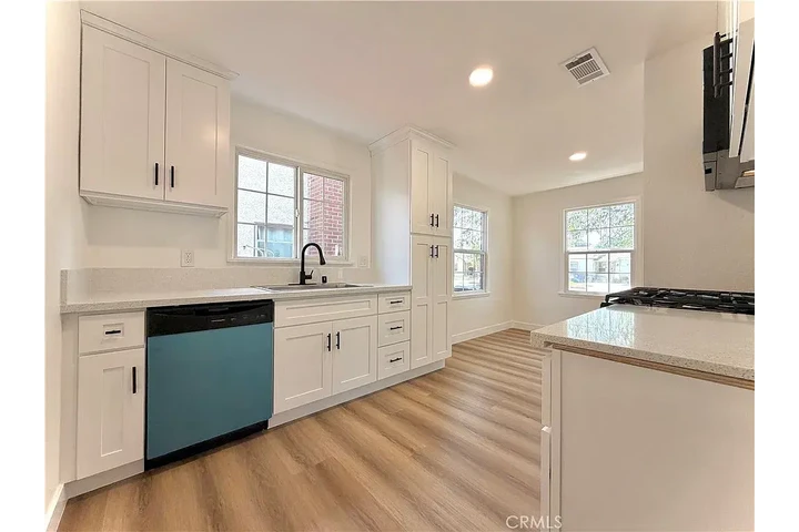 $1050 : Perfect family home in an excl image 4