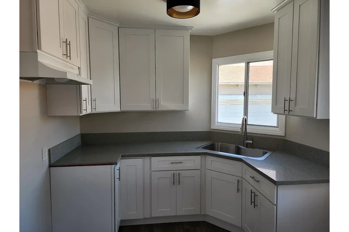 $1000 : Awesome Apartment Available image 6