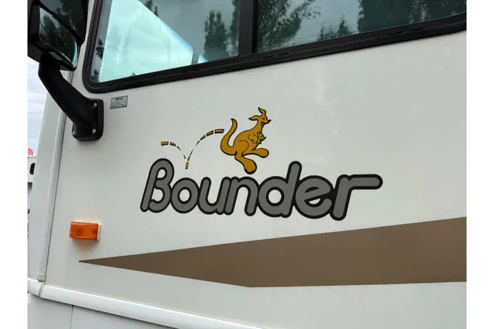 $28500 : 2006 Fleetwood RV Bounder 33R image 6