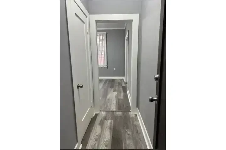 SINGLE & 1 BEDROOM APARTMENTS image 1