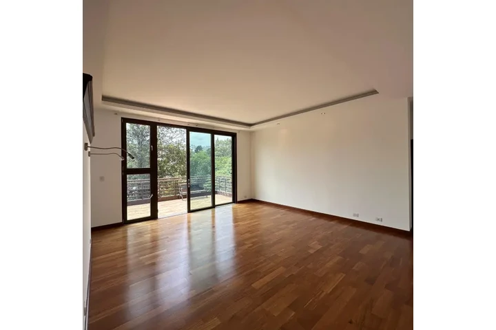 $1150000 : Casa Amplia en Venta en Zona 1 image 2