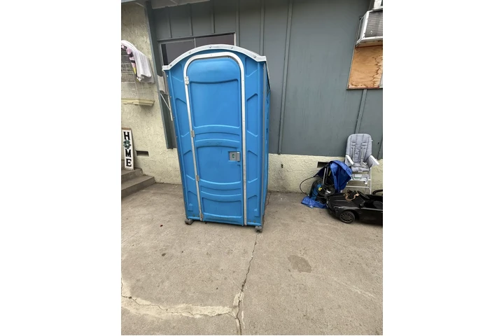 Renta de sillas y mesaa image 3