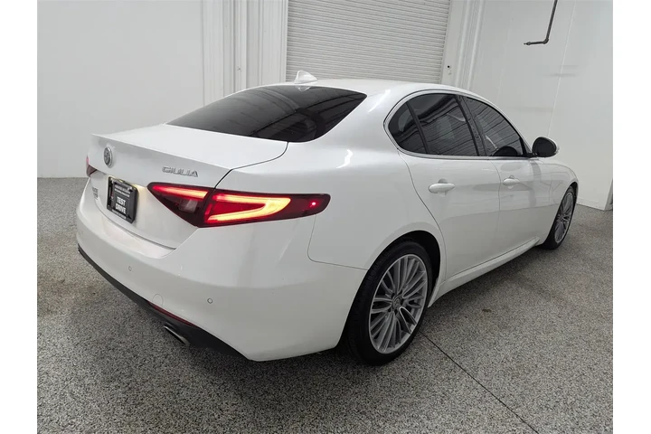 $16197 : Alfa Romeo Giulia 2017 Ti 4d image 3