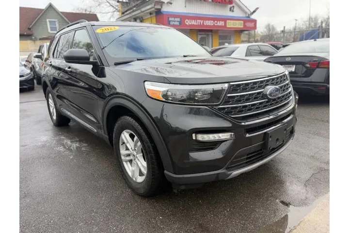 2022 Explorer XLT image 2
