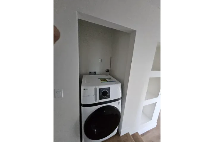 $2200 : 2 bed 2 bath house availabe image 6