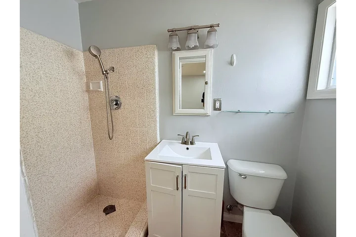 $2000 : E Mantova St, Long Beach 3br image 4
